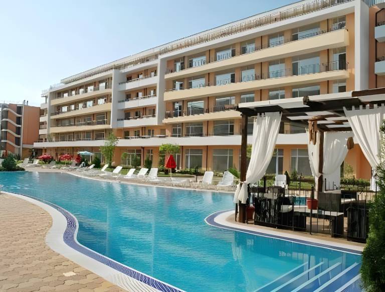 Wonderful rental apartment with yard & pool | Pet-friendly in Sunny beach