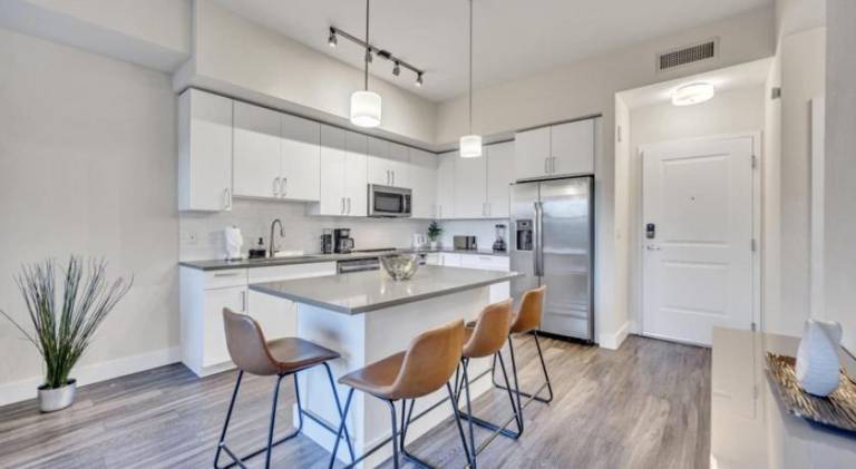 Apartment with pool & hot tub in Miami, FL