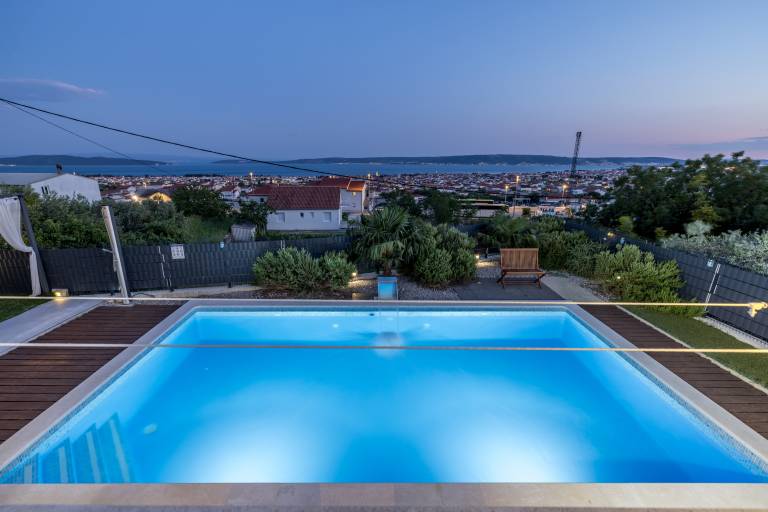 Children-friendly villa with private pool, barbeque & patio | City view | Pets allowed — photo 5