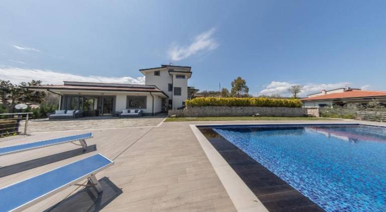 300 m² Villa