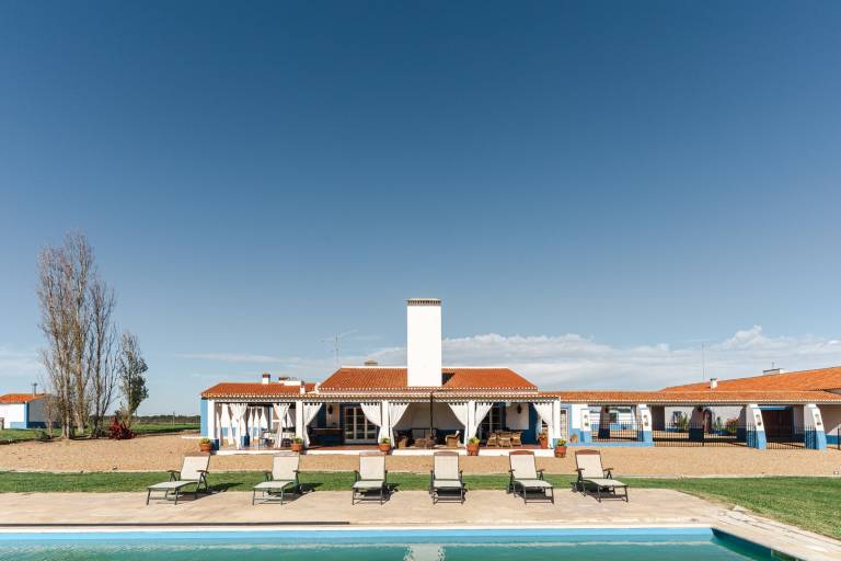 Family-friendly spacious rental with barbecue, private pool & garden | Good for workation | Pets allowed in Setubal