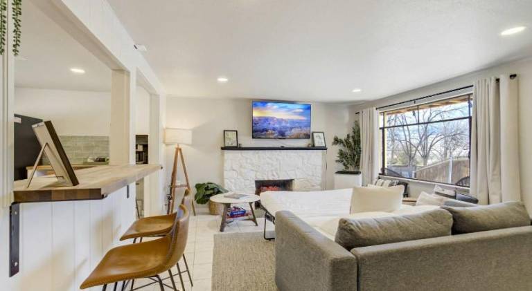 Ivywild Flat Pet Friendly Near Broadmoor w Views — photo 3