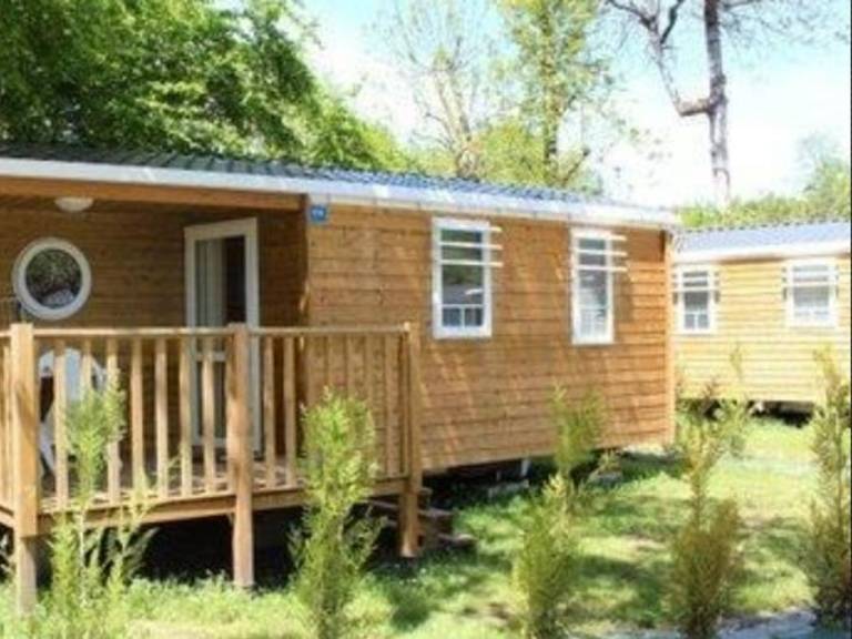 Mobile home with pool & patio — photo 4