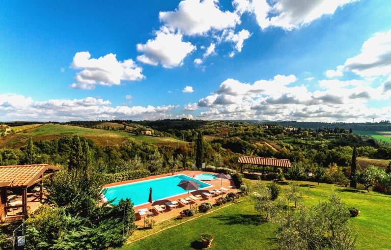 Resort with terrace, BBQ & pool | Panoramic view — photo 2