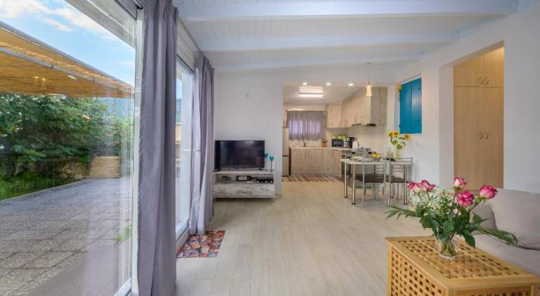Villa with terrace, yard & BBQ — photo 2