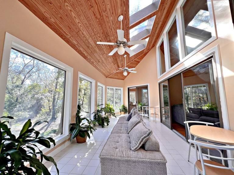 New Property Alert! Check out this MASSIVE Luxury House. Pet Friendly! — photo 2