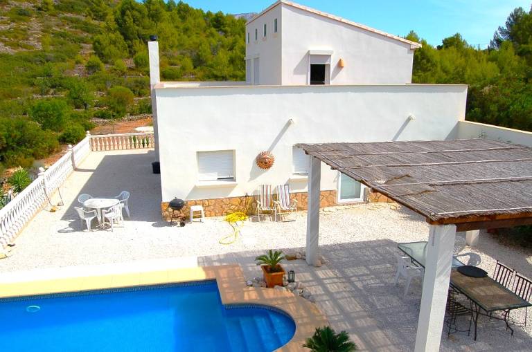 Family-oriented pleasant villa with grill, patio & private pool | Pool view | Pet-friendly — photo 5