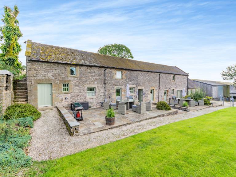Family-friendly cottage with hot tub, BBQ & yard | Pets allowed in Stafford
