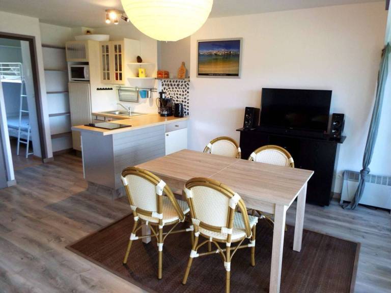 Cozy 1BR Apartment in Carnac, 300m from Beach, Parking, Pet-Friendly — photo 3