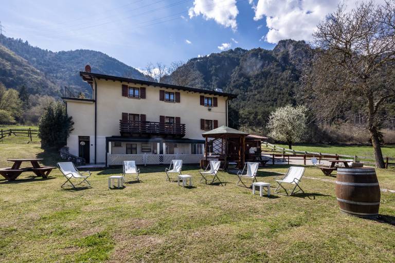 Farmhouse 'Agriturismo Val D' Egoi App 1' with Mountain View, Shared Garden and Wi-Fi in Tremosine