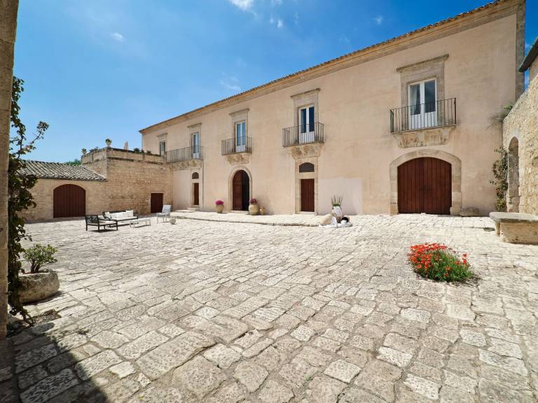 House with private pool, terrace & garden — photo 3