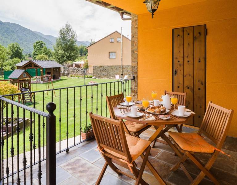Child-friendly beautiful house with garden, patio & pool | Mountain view | Dogs allowed in León
