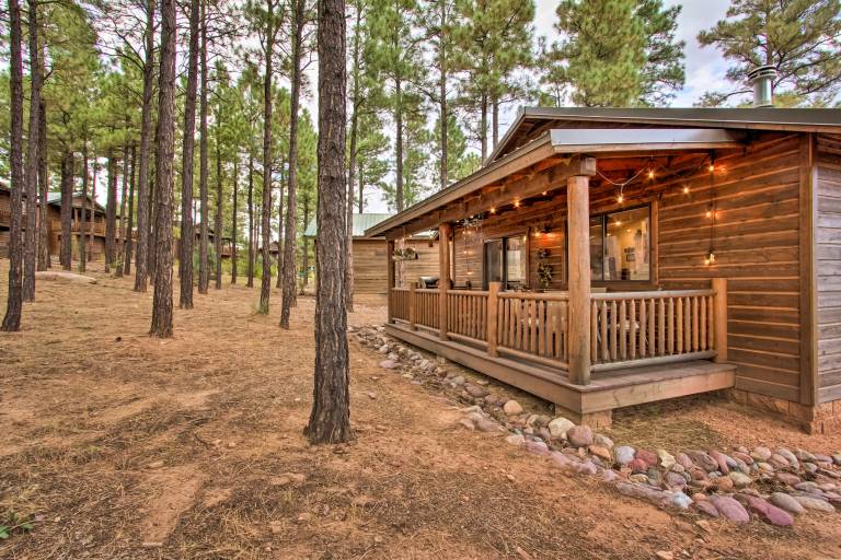 3 Mi to Fool Hollow Lake: Romantic Show Low Cabin — photo 2