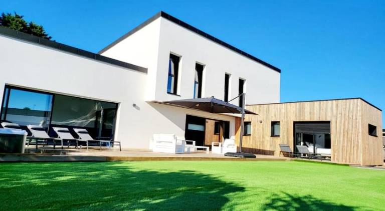 Villa with private pool, terrace & hot tub in Morlaix