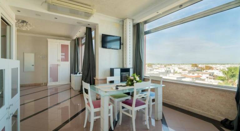 Serviced apartment with yard — photo 4