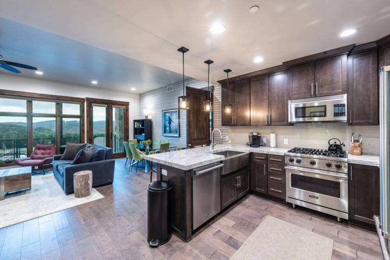 Condo with heated pool, jacuzzi & barbecue | Mountain view — photo 2