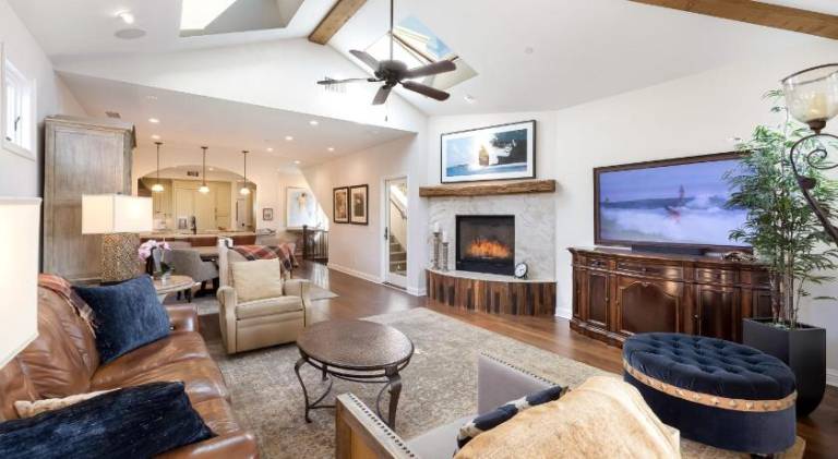 Triple Mountain View by AvantStay: Hot Tub Game Room Stunning Smoky Mountain Views — photo 2