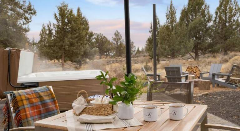 The Gem Estate by AvantStay Modern Farmhouse w Lavender Fields Hot Tub — photo 5
