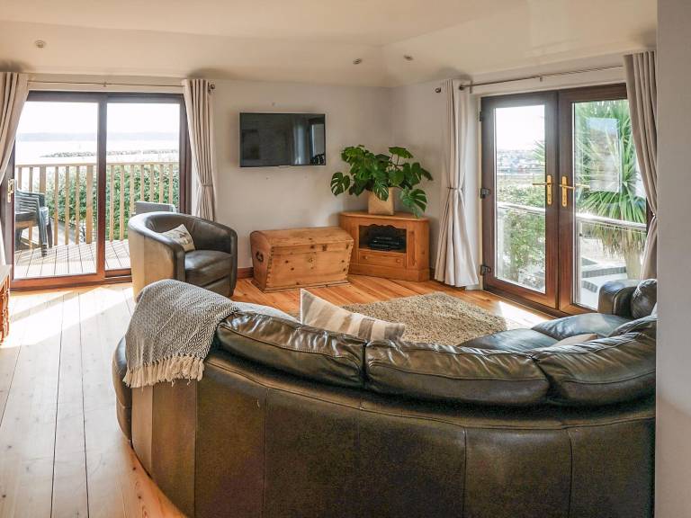 Cottage with yard & barbeque | Sea view — photo 4