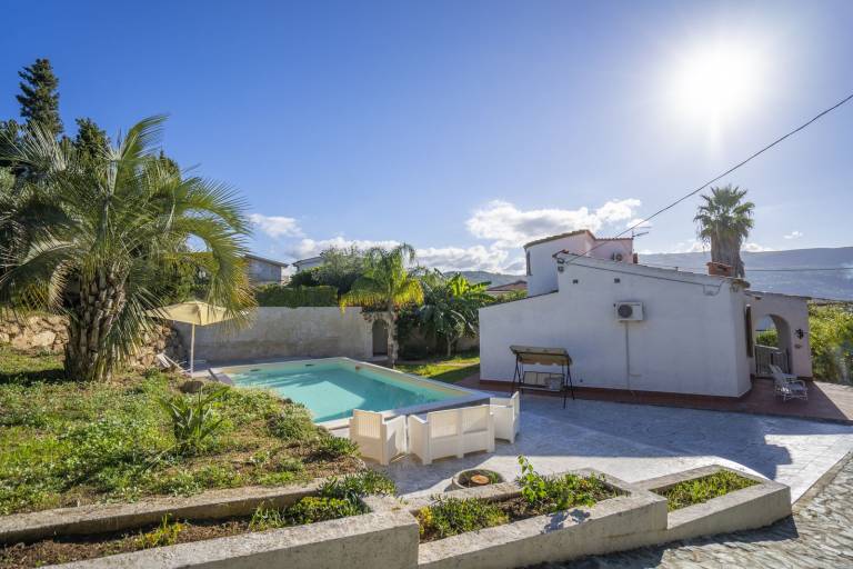 Family-friendly spacious villa with private pool, terrace & garden | Water view | Next to the beach | Pets are welcome in Ricadi