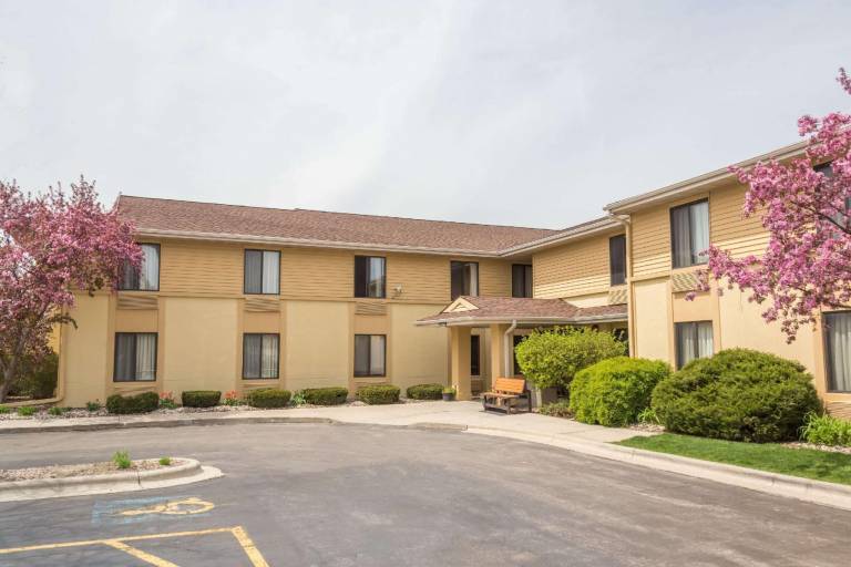 Super 8 By Wyndham Germantown Milwaukee