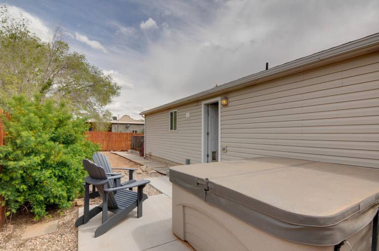 Utah Retreat Hot Tub Deck & Near National Parks
