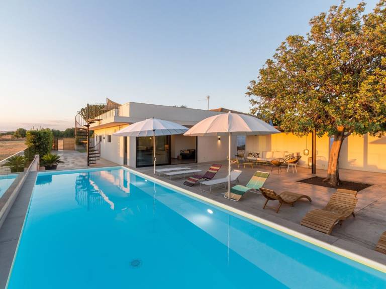 Vacation home with terrace, garden & BBQ in Ragusa