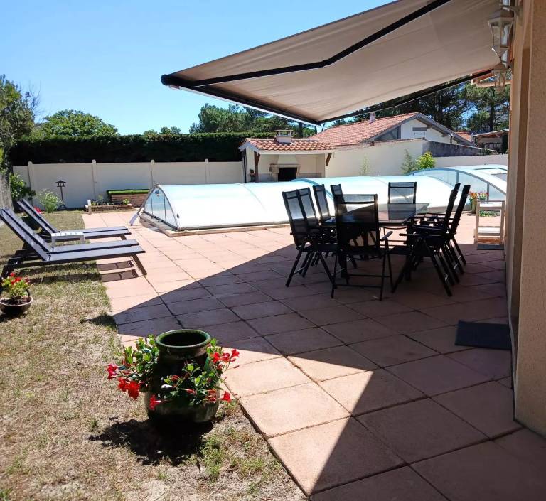Vacation home with terrace, private pool & yard in Lacanau