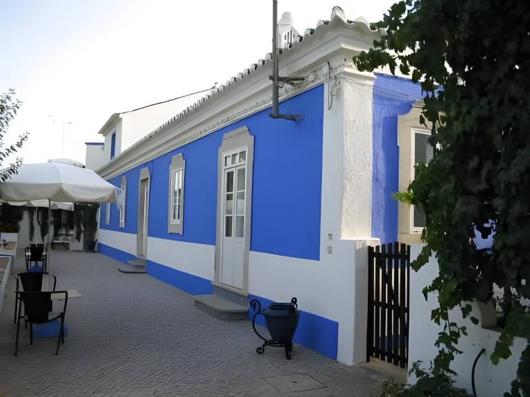 Vacation home with pool, patio & grill in Tavira