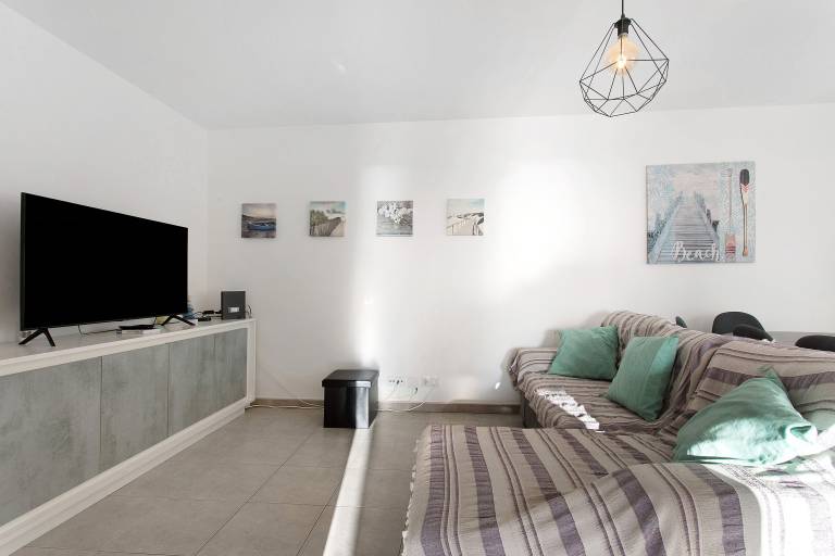Fully equipped wonderful rental apartment with BBQ, fast internet & patio | Mountain view | Close to the beach | Suitable for remote work | Pets allowed — photo 5