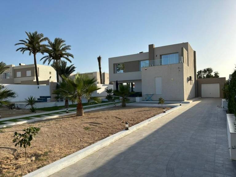 Villa with terrace, pool & yard — photo 5
