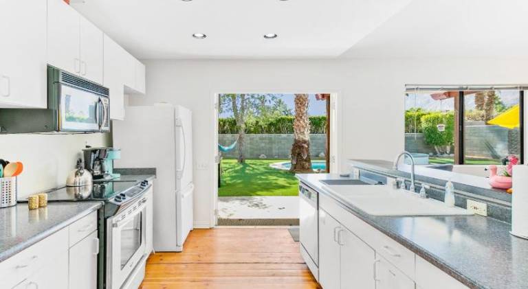 House with hot tub & pool — photo 4