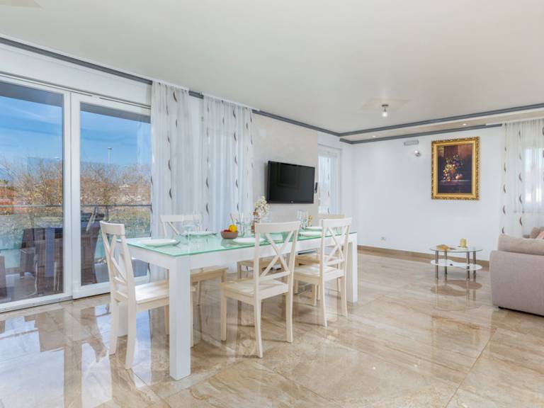 Child-friendly house with BBQ, private pool & patio | Sea view | Pets allowed — photo 4
