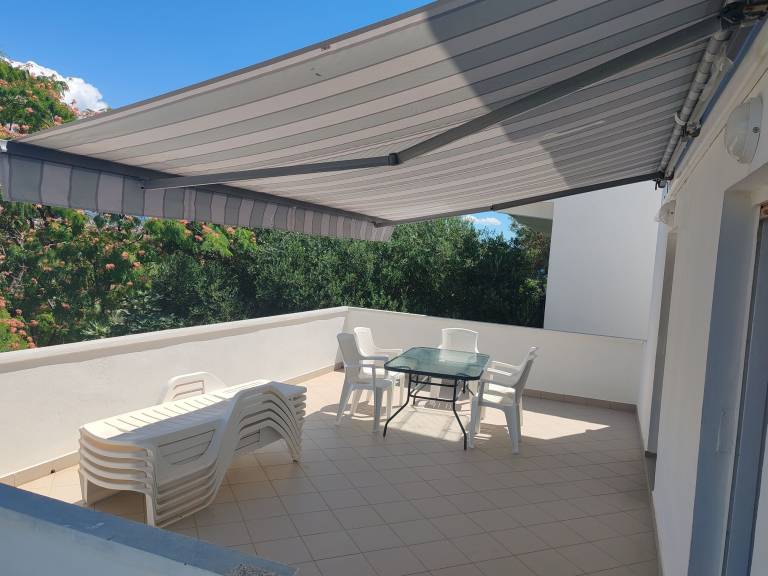 House with terrace, barbeque & yard | Garden view in Rab