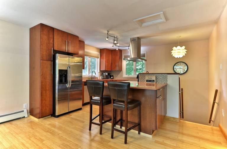 Cozy 3BR, 2-Story Retreat with Hot Tub, Pet Friendly, Deck, Grill, Fire Table, 5 min to Killington — photo 4