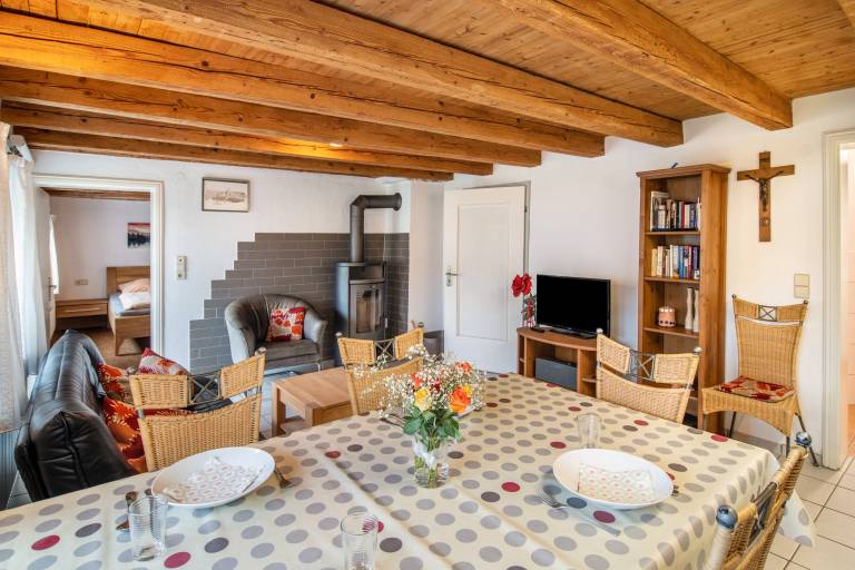 Fully equipped charming apartment with fast internet, yard & barbeque | Garden view | Dogs allowed — photo 2
