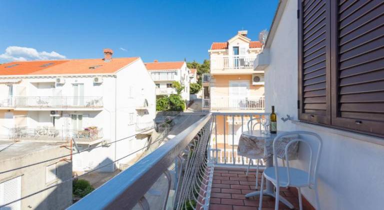 Holiday apartment with patio & garden — photo 4