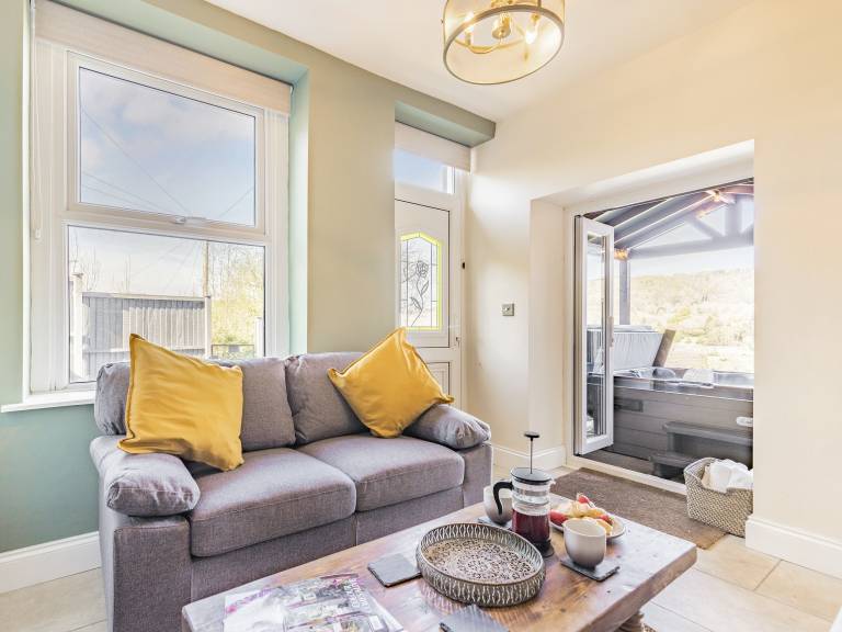 Family-friendly cottage with BBQ, yard & hot tub | Pets are welcome — photo 3