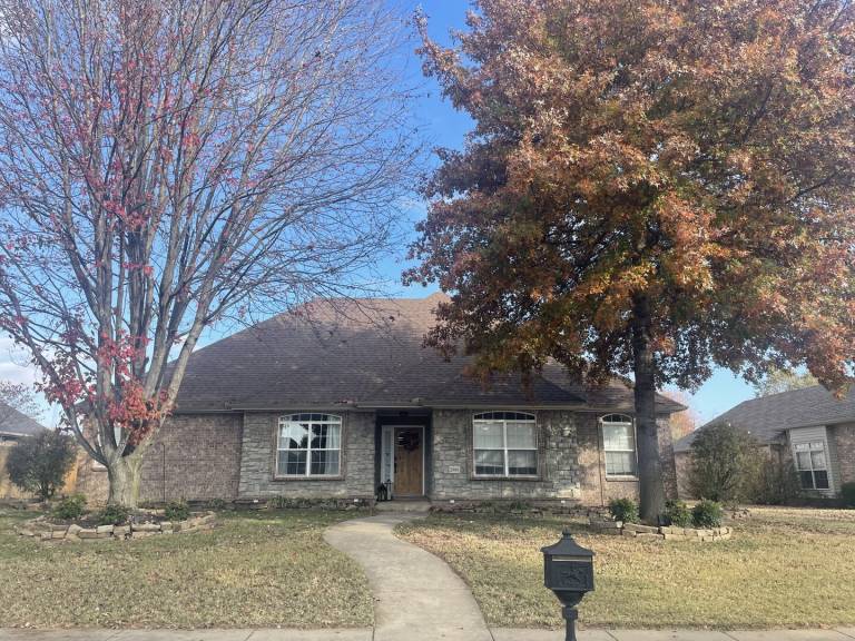 Child-friendly vacation home with yard | Pets are welcome in Bentonville, AR