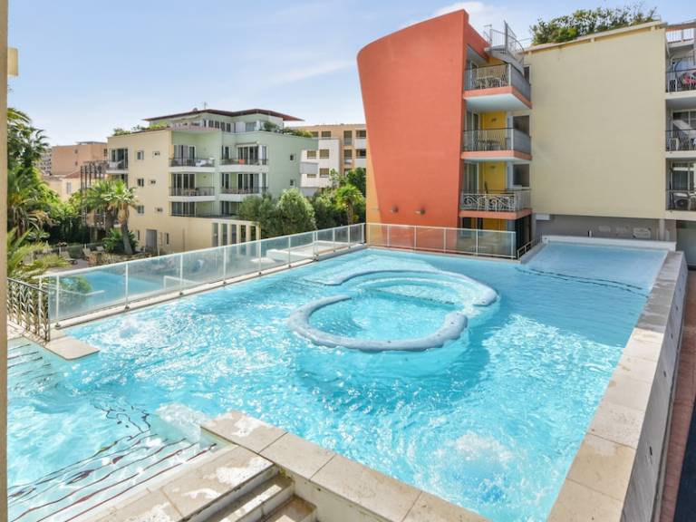 Apartment with pool in Biot