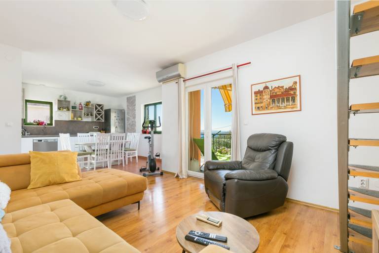 Comfortable and spacious apartment with terrace and sea view Kaštel Novi, Kaštela (A-22569-a) — photo 3