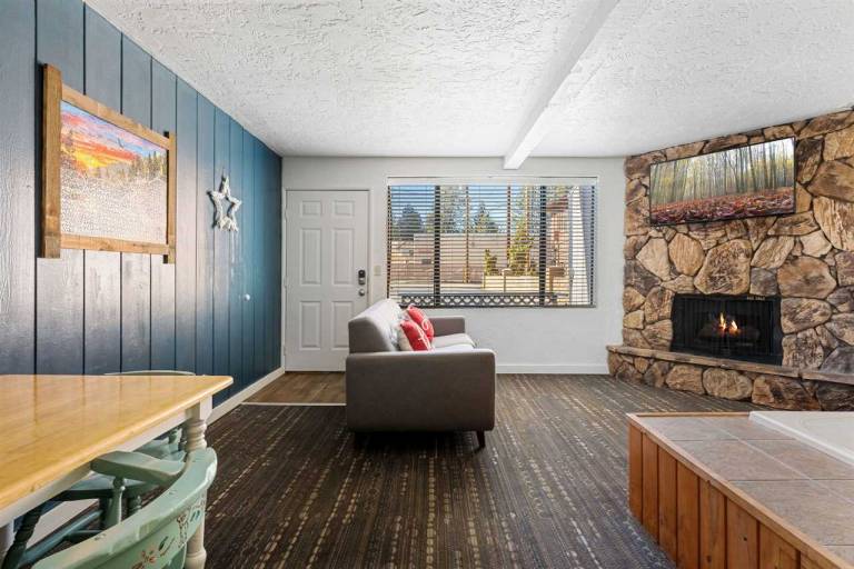 Village Suites Inn. Teddy Bear, Perfect Location in the Village. fully equipped downstairs unit. — photo 5