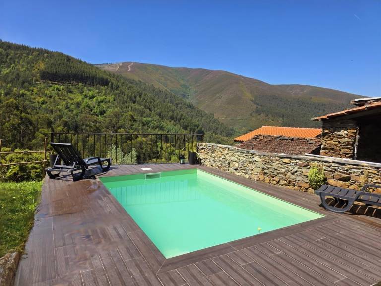 Cottage with grill, patio & pool | Mountain view | Pets allowed — photo 5