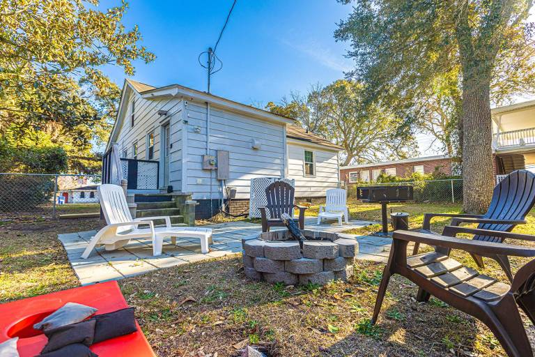 Lovely house with barbeque, patio & yard | Next to the beach | Perfect for remote work | Pets allowed in Myrtle Beach, SC
