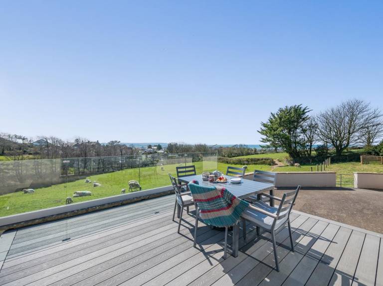Cottage with yard & terrace | Water view — photo 2