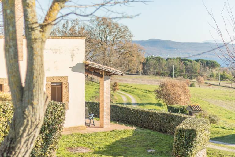 Il Poderaccio Agri-relais: Giardinetto: Appartamento vista lago con giardino e piscina condivisa — photo 4
