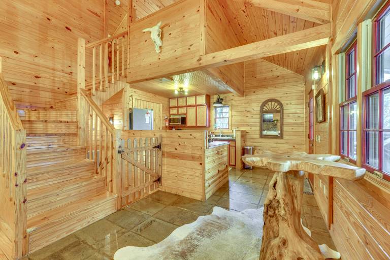 5 Mi to Beaver Lake: Family Cabin w/ Game Room — photo 5