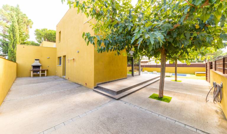 Villa with garden, patio & private pool — photo 3