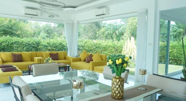 Ample villa with pool | Pets are welcome in Chumphon