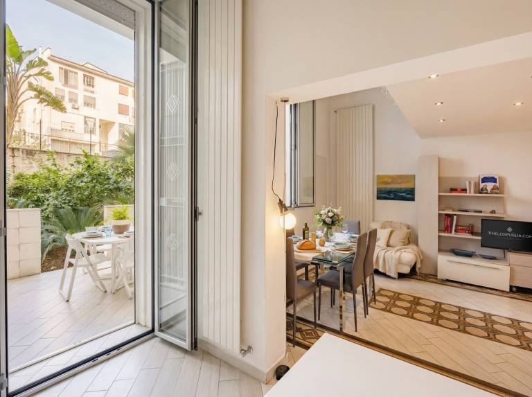 Rental apartment with yard & terrace in Bari